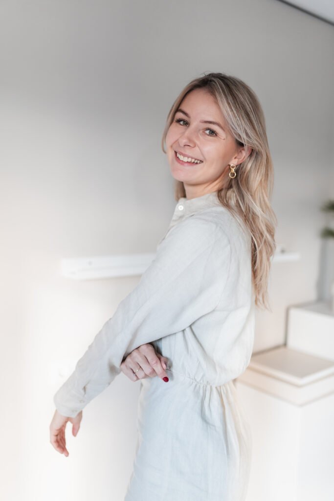 Portret van Tara, professionele fotograaf, in haar fotostudio met studioverlichting en camera – creatieve fashion en evenementenfotografie