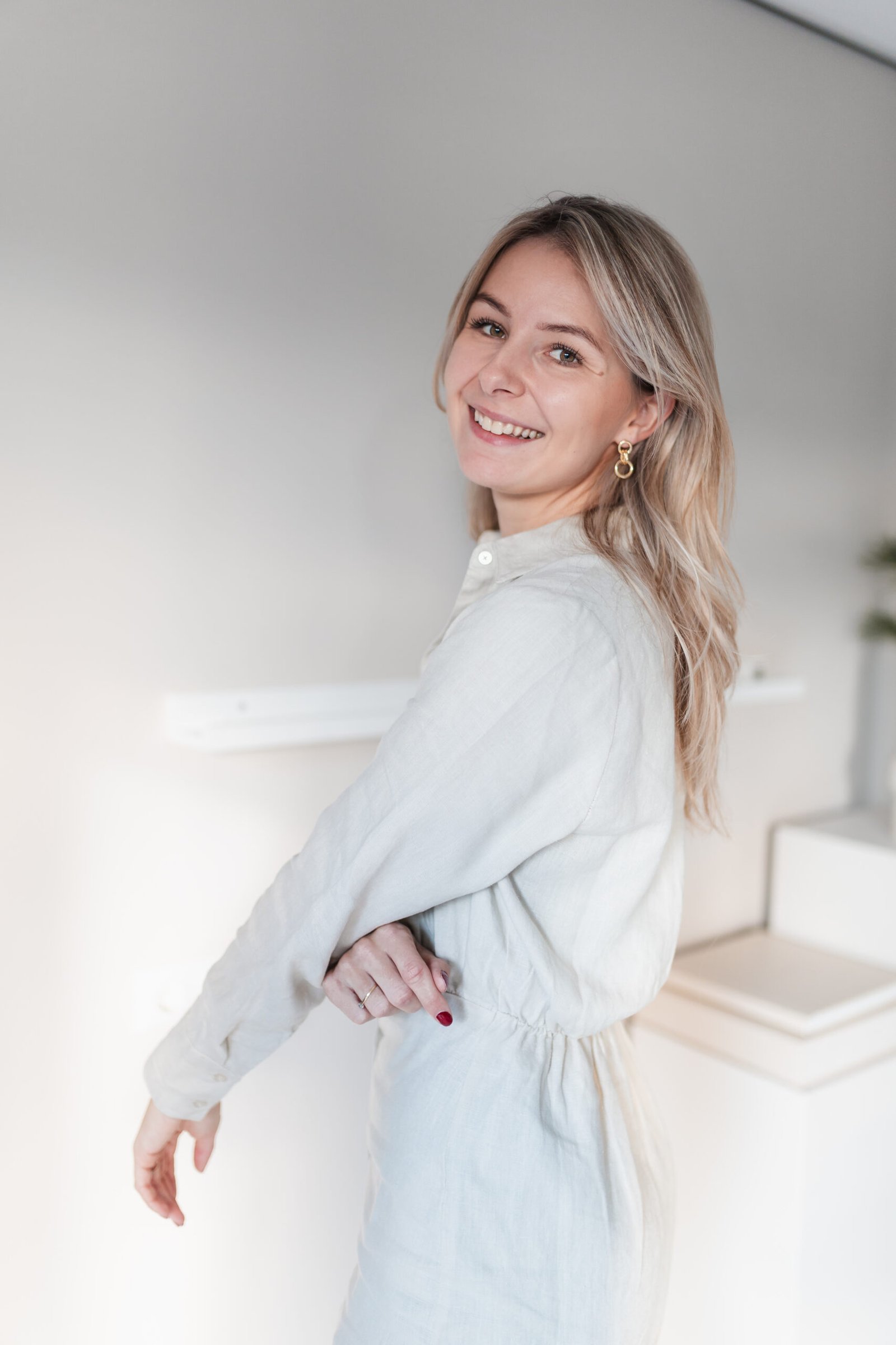 Portret van Tara, professionele fotograaf, in haar fotostudio met studioverlichting en camera – creatieve fashion en evenementenfotografie