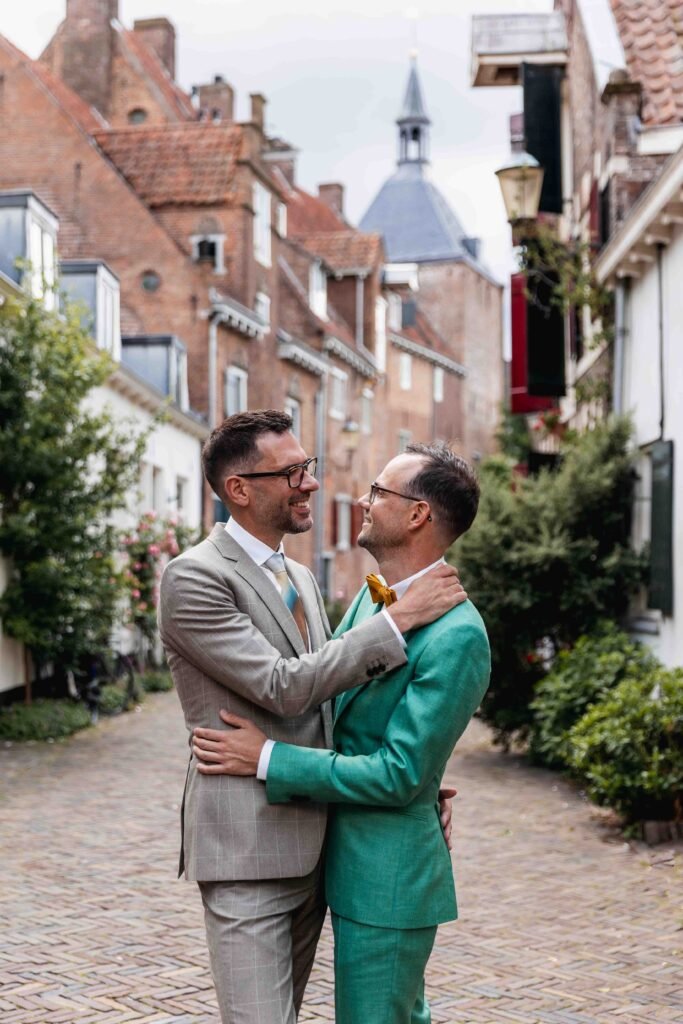 Spontaan portret van bruidspaar tijdens hun trouwdag nabij Amersfoort