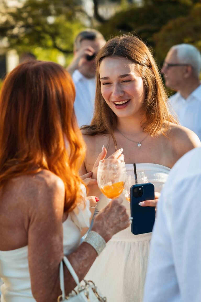 Spontaan moment vastgelegd op een zomers evenement door Tara van Zanten